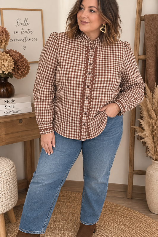 Blouse vichy à col montant volanté.
