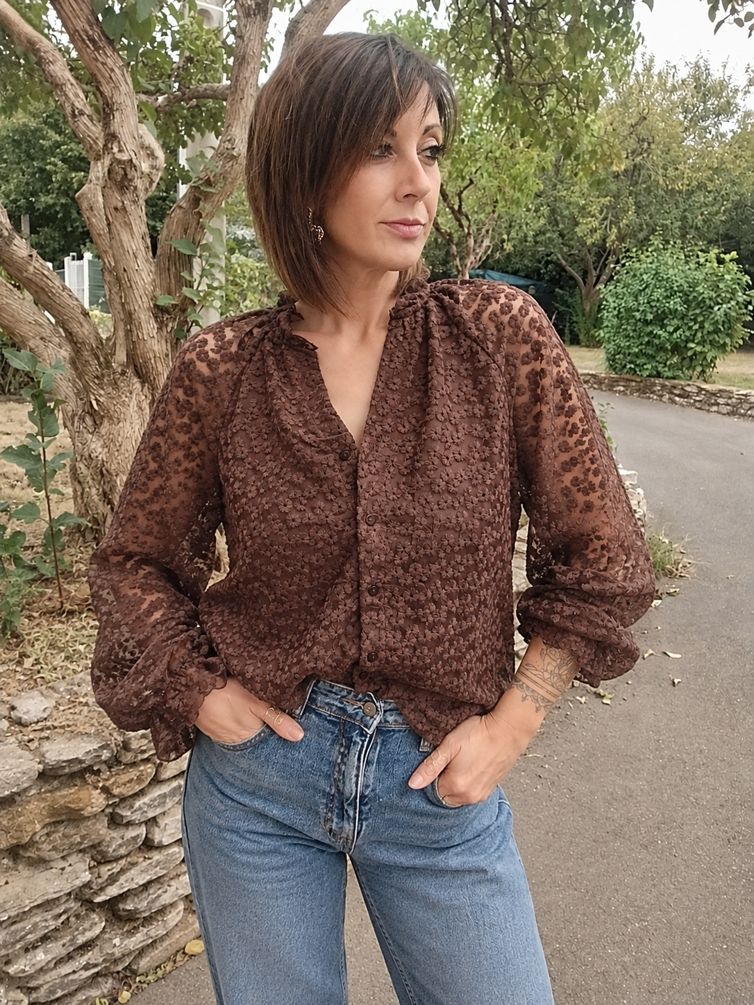 Blouse Sienna – Chocolat à fleurs en relief