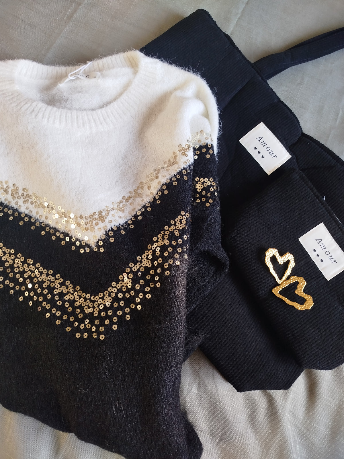 Pull femme Naya noir et écru à sequins dorés | Le Studio de Lucie P