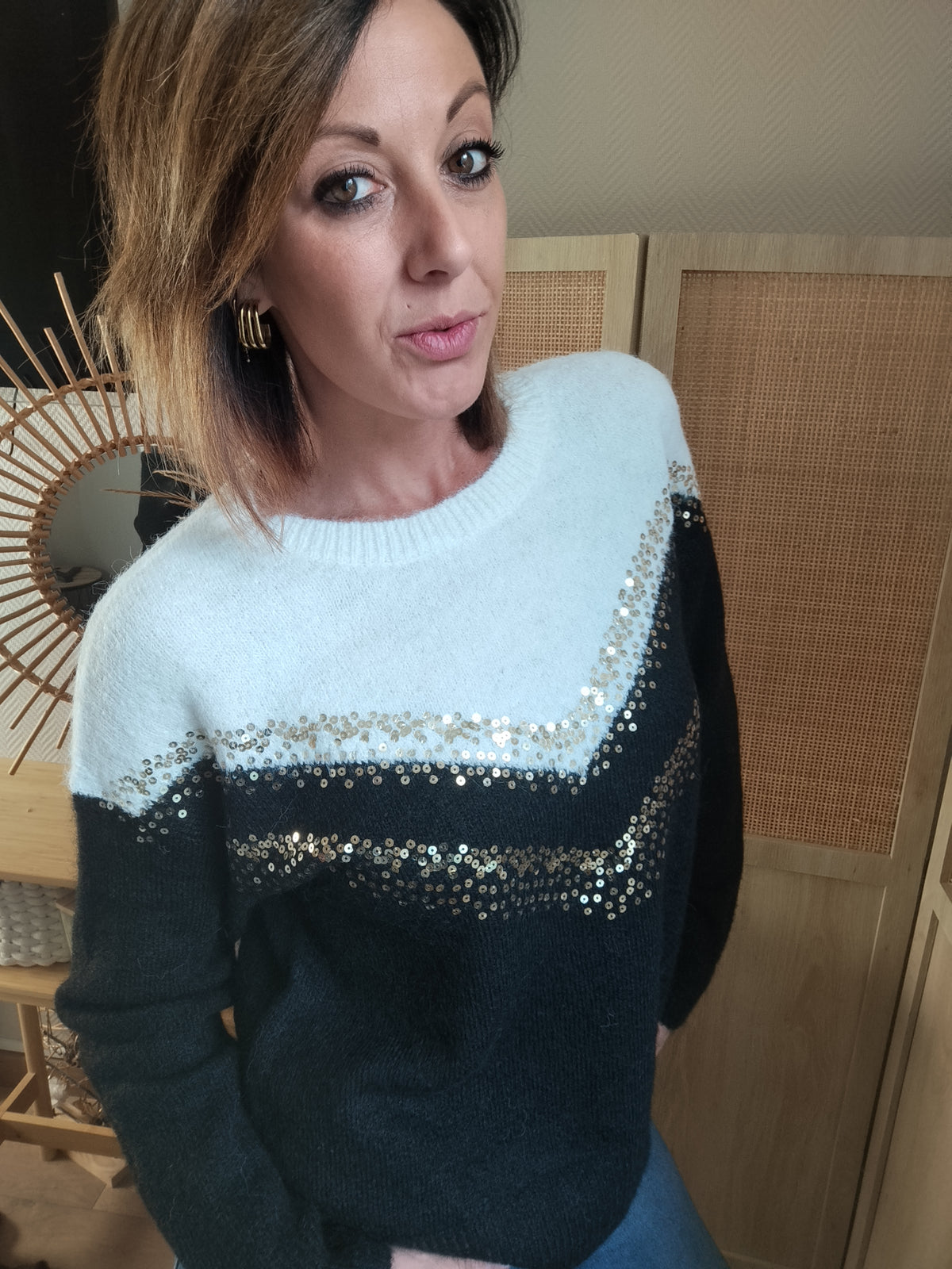 Pull femme Naya noir et écru à sequins dorés | Le Studio de Lucie P